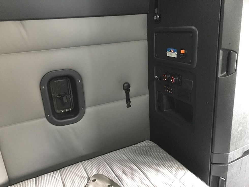 Sleeper Tractor-Heavy Duty Tractors-Freightliner-2022-T12664ST-Pennsauken-NJ-562,827\n\t\tmiles-$ 62,750 - Image 18