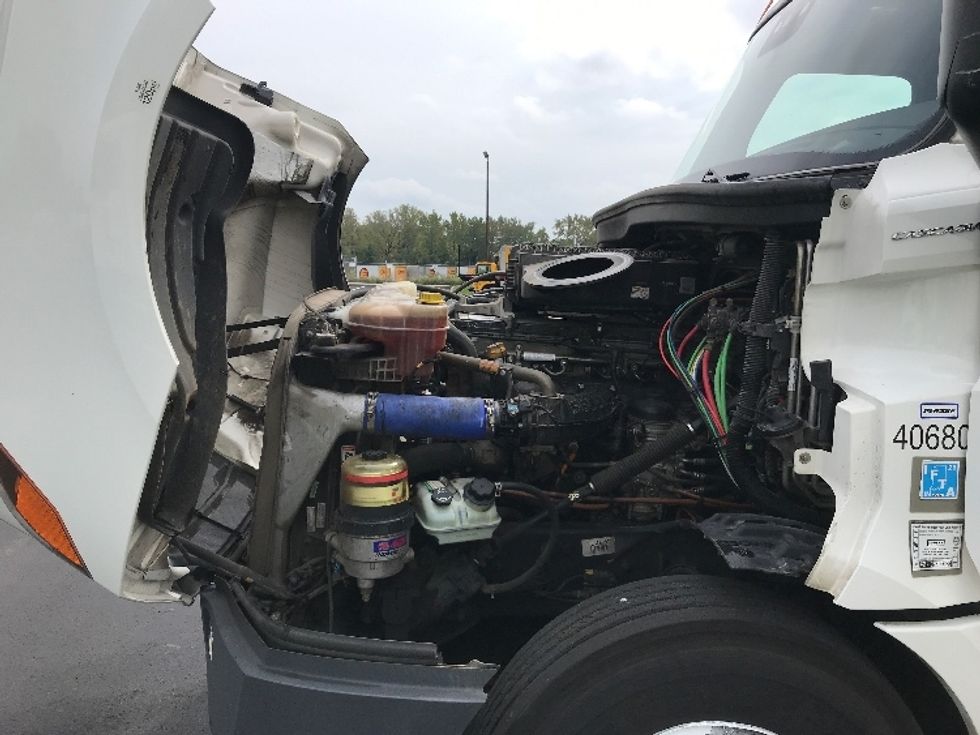 2022 Freightliner Cascadia 126" Sleeper Cab photo 18