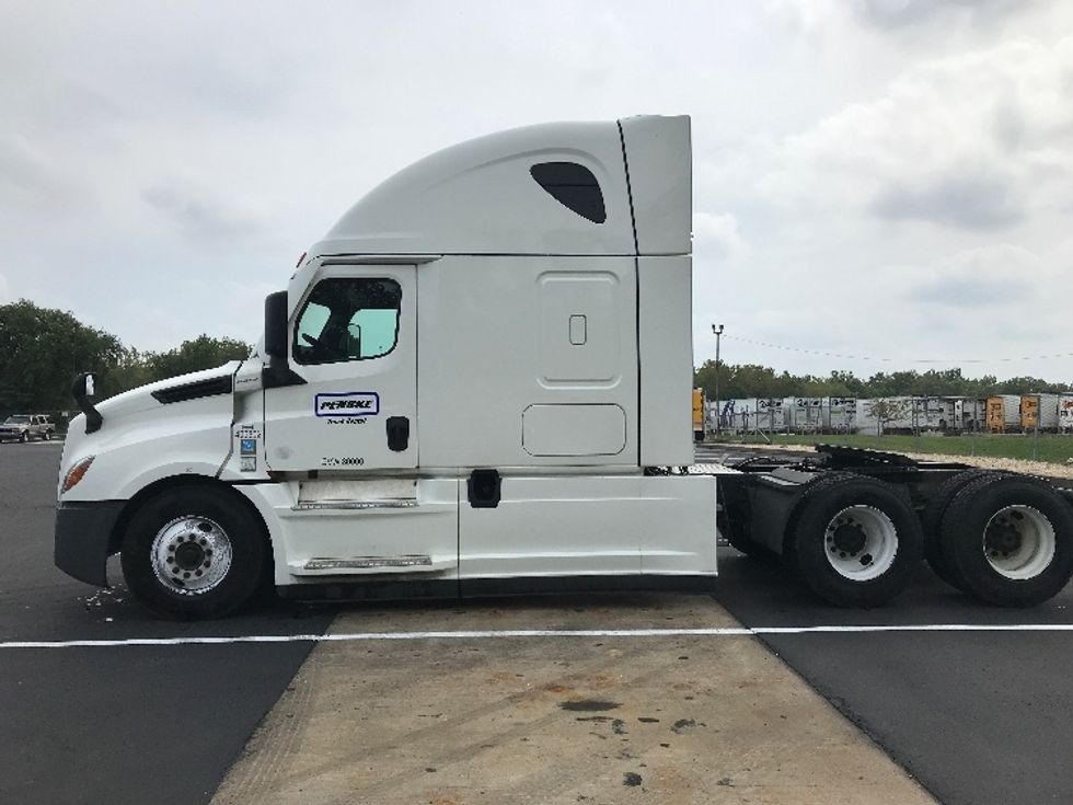 2022 Freightliner Cascadia 126" Sleeper Cab photo 4