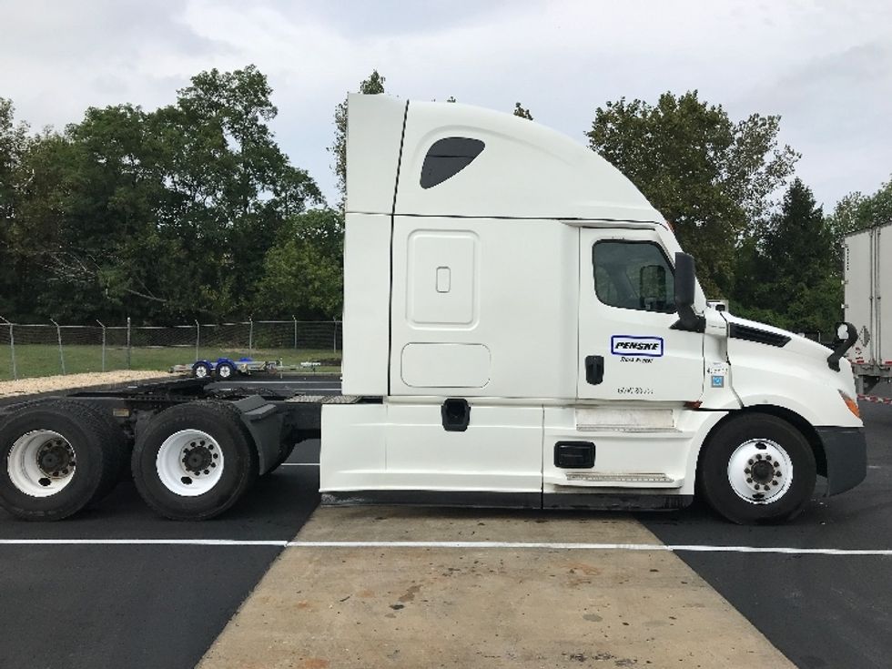 2022 Freightliner Cascadia 126" Sleeper Cab photo 8