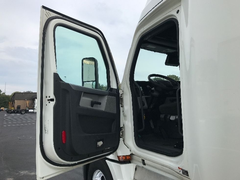 2022 Freightliner Cascadia 126" Sleeper Cab photo 9