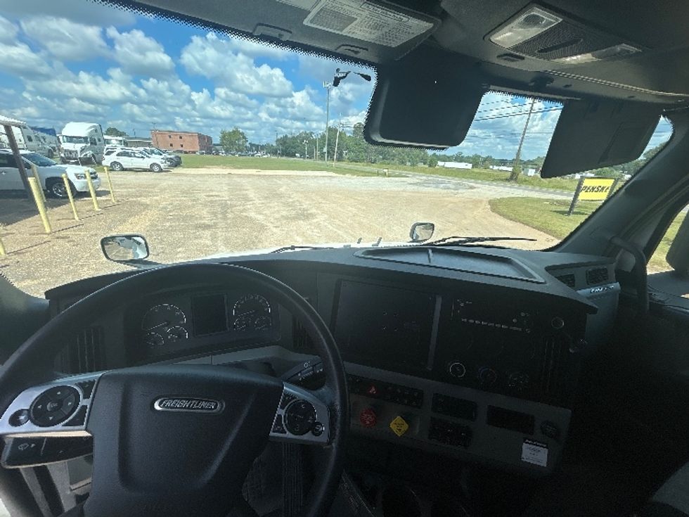 Sleeper Tractor-Heavy Duty Tractors-Freightliner-2022-T12664ST-Pensacola-FL-282,170\n\t\tmiles-$ 91,500 - Image 11