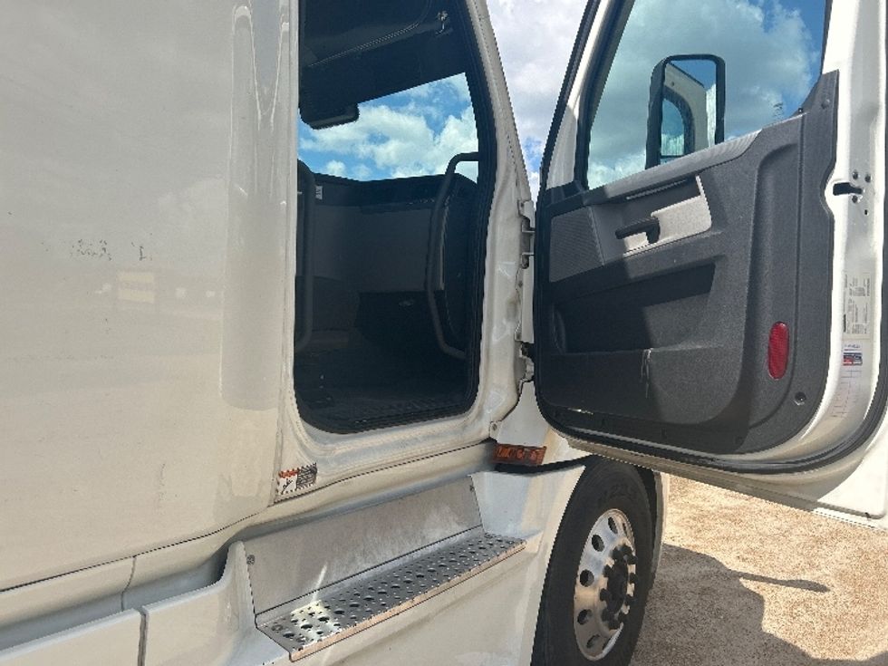 Sleeper Tractor-Heavy Duty Tractors-Freightliner-2022-T12664ST-Pensacola-FL-282,170\n\t\tmiles-$ 91,500 - Image 13