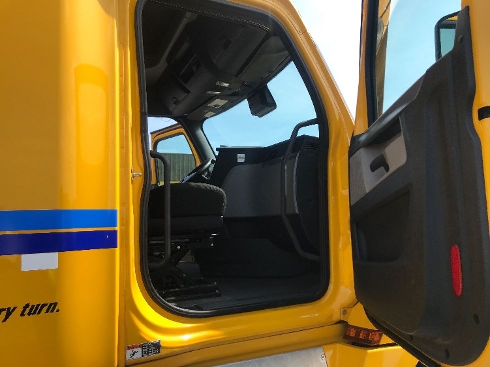 Sleeper Tractor-Heavy Duty Tractors-Freightliner-2022-T12664ST-Pensacola-FL-405,410\n\t\tmiles-$ 76,750 - Image 13