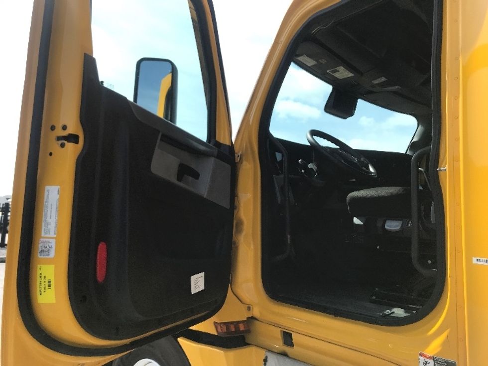 Sleeper Tractor-Heavy Duty Tractors-Freightliner-2022-T12664ST-Pensacola-FL-405,410\n\t\tmiles-$ 76,750 - Image 9