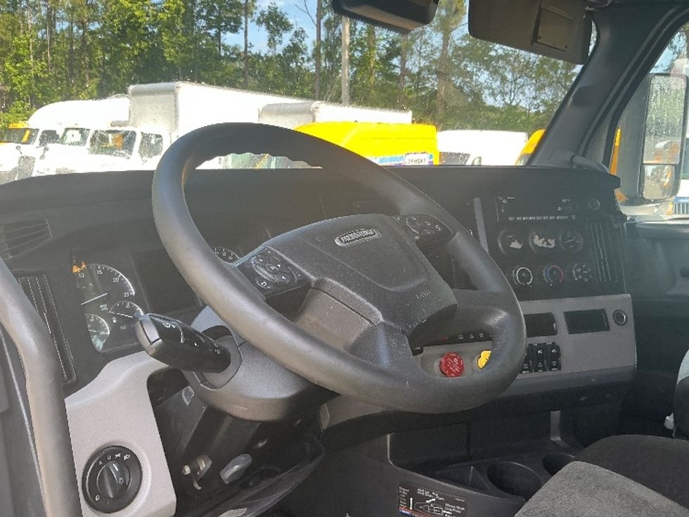 Sleeper Tractor-Heavy Duty Tractors-Freightliner-2022-T12664ST-Pensacola-FL-432,094\n\t\tmiles-$ 80,250 - Image 10