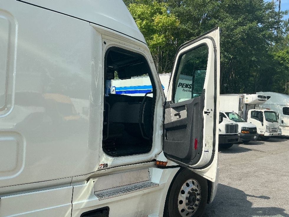 Sleeper Tractor-Heavy Duty Tractors-Freightliner-2022-T12664ST-Pensacola-FL-432,094\n\t\tmiles-$ 80,250 - Image 13