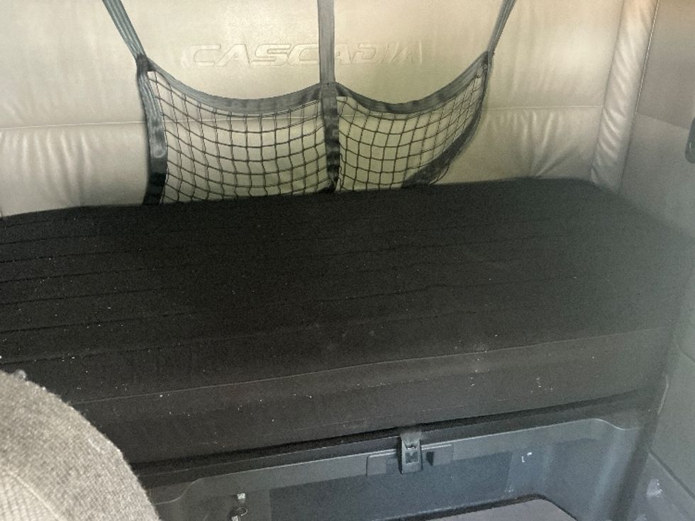 Sleeper Tractor-Heavy Duty Tractors-Freightliner-2022-T12664ST-Pensacola-FL-432,094\n\t\tmiles-$ 80,250 - Image 16