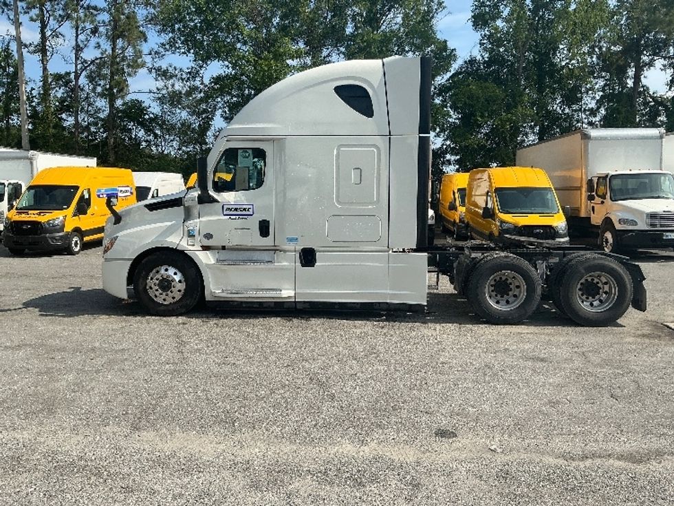 Sleeper Tractor-Heavy Duty Tractors-Freightliner-2022-T12664ST-Pensacola-FL-432,094\n\t\tmiles-$ 80,250 - Image 4