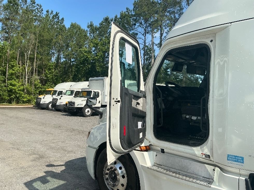 Sleeper Tractor-Heavy Duty Tractors-Freightliner-2022-T12664ST-Pensacola-FL-432,094\n\t\tmiles-$ 80,250 - Image 9