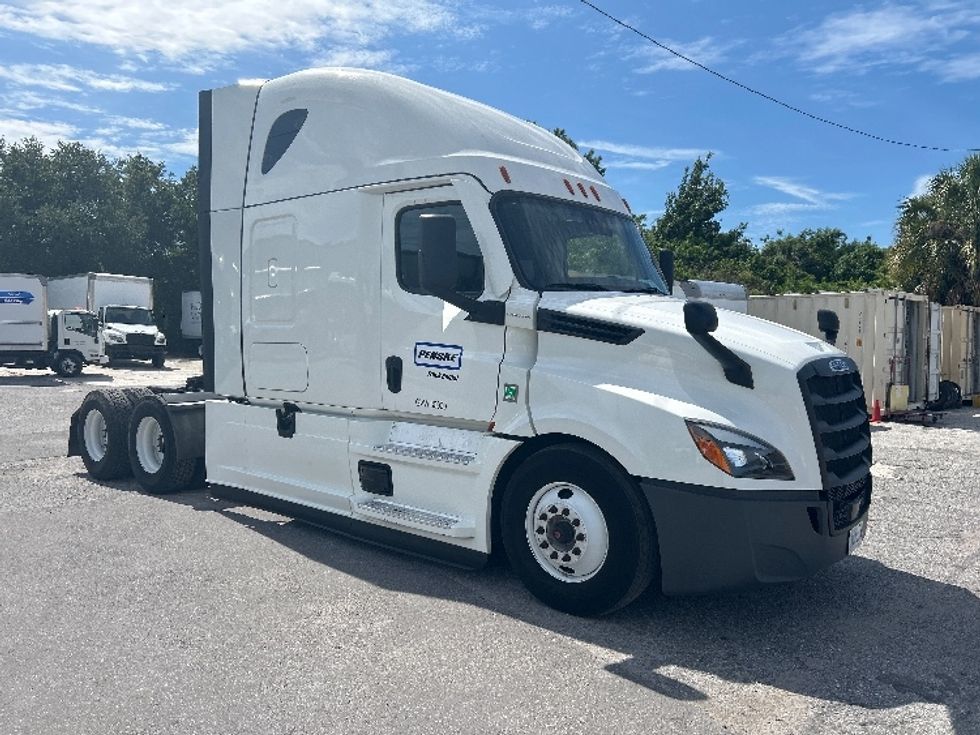Sleeper Tractor-Heavy Duty Tractors-Freightliner-2022-T12664ST-Pensacola-FL-456,838\n\t\tmiles-$ 76,750 - Image 1