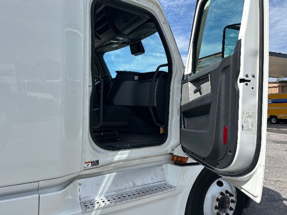 Sleeper Tractor-Heavy Duty Tractors-Freightliner-2022-T12664ST-Pensacola-FL-456,838\n\t\tmiles-$ 76,750 - Image 13