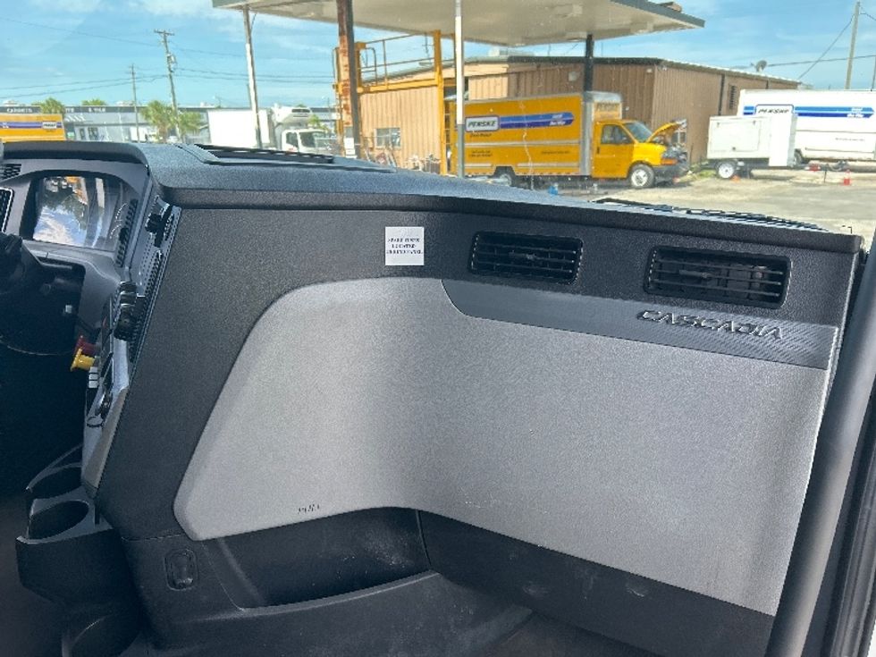 Sleeper Tractor-Heavy Duty Tractors-Freightliner-2022-T12664ST-Pensacola-FL-456,838\n\t\tmiles-$ 76,750 - Image 14