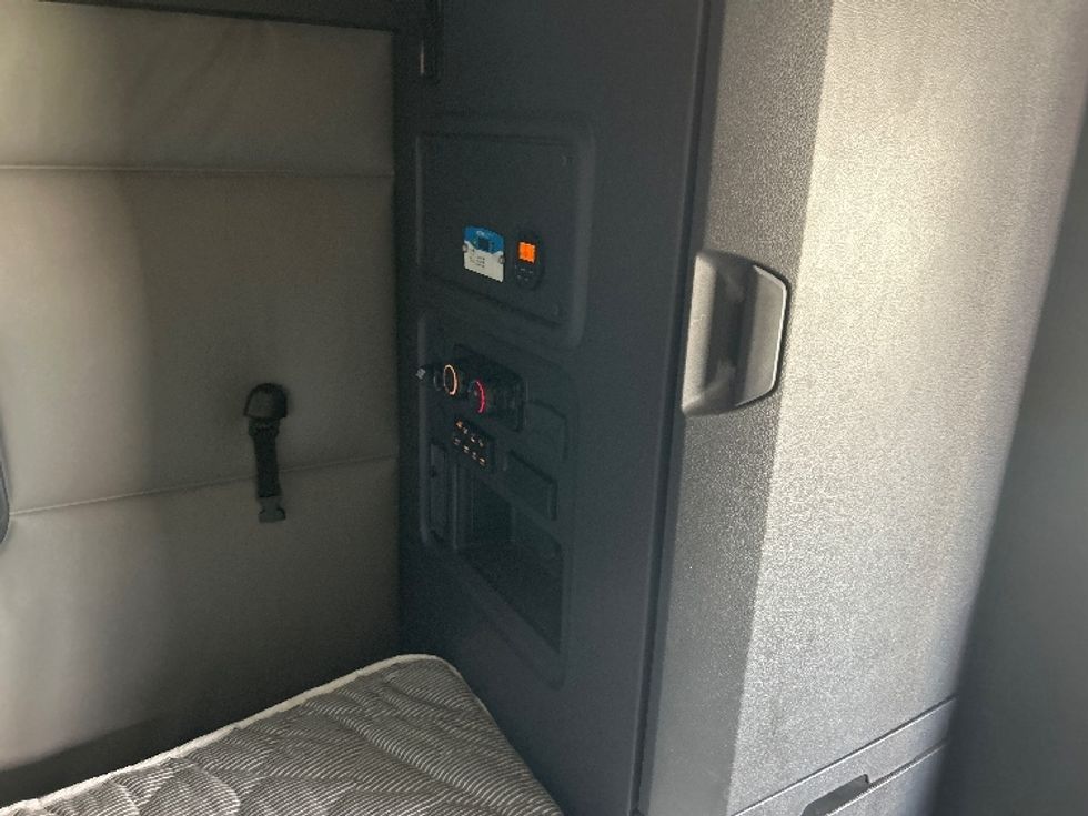 Sleeper Tractor-Heavy Duty Tractors-Freightliner-2022-T12664ST-Pensacola-FL-456,838\n\t\tmiles-$ 76,750 - Image 18