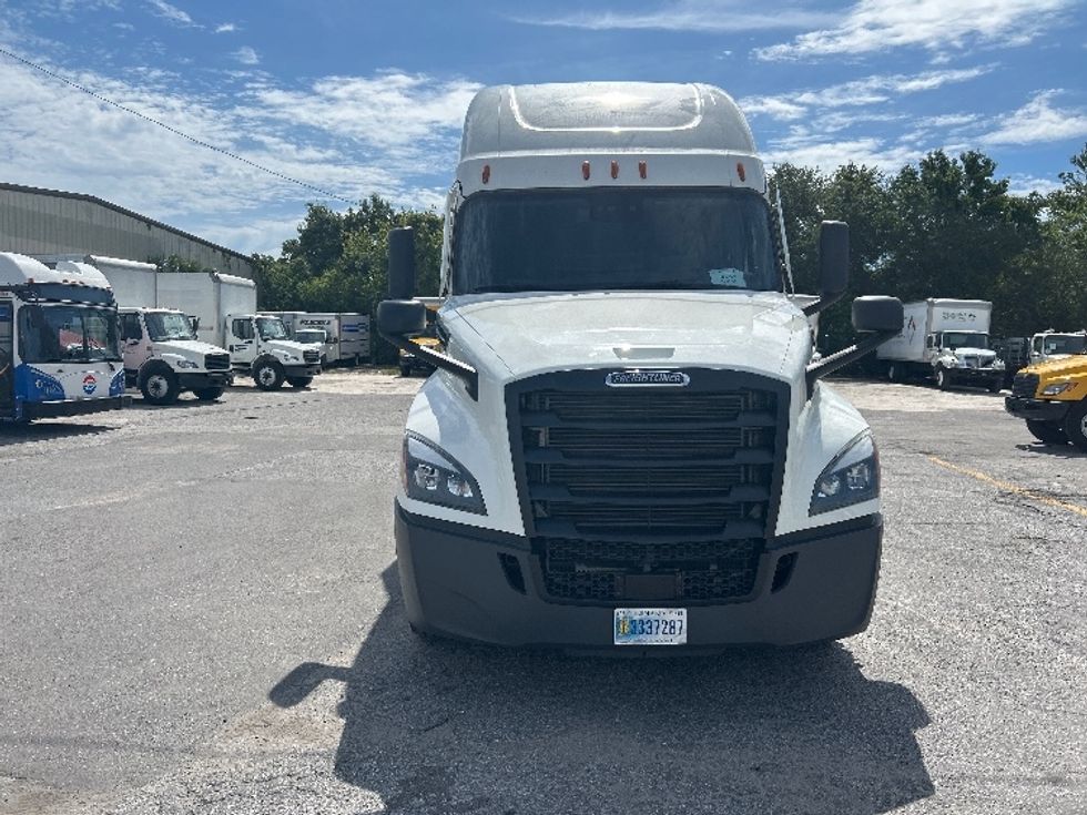 Sleeper Tractor-Heavy Duty Tractors-Freightliner-2022-T12664ST-Pensacola-FL-456,838\n\t\tmiles-$ 76,750 - Image 2