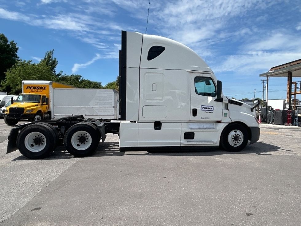 Sleeper Tractor-Heavy Duty Tractors-Freightliner-2022-T12664ST-Pensacola-FL-456,838\n\t\tmiles-$ 76,750 - Image 8