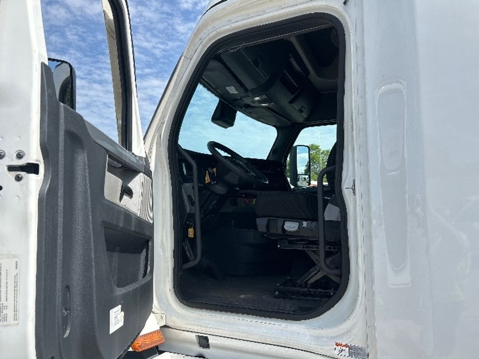 Sleeper Tractor-Heavy Duty Tractors-Freightliner-2022-T12664ST-Pensacola-FL-456,838\n\t\tmiles-$ 76,750 - Image 9