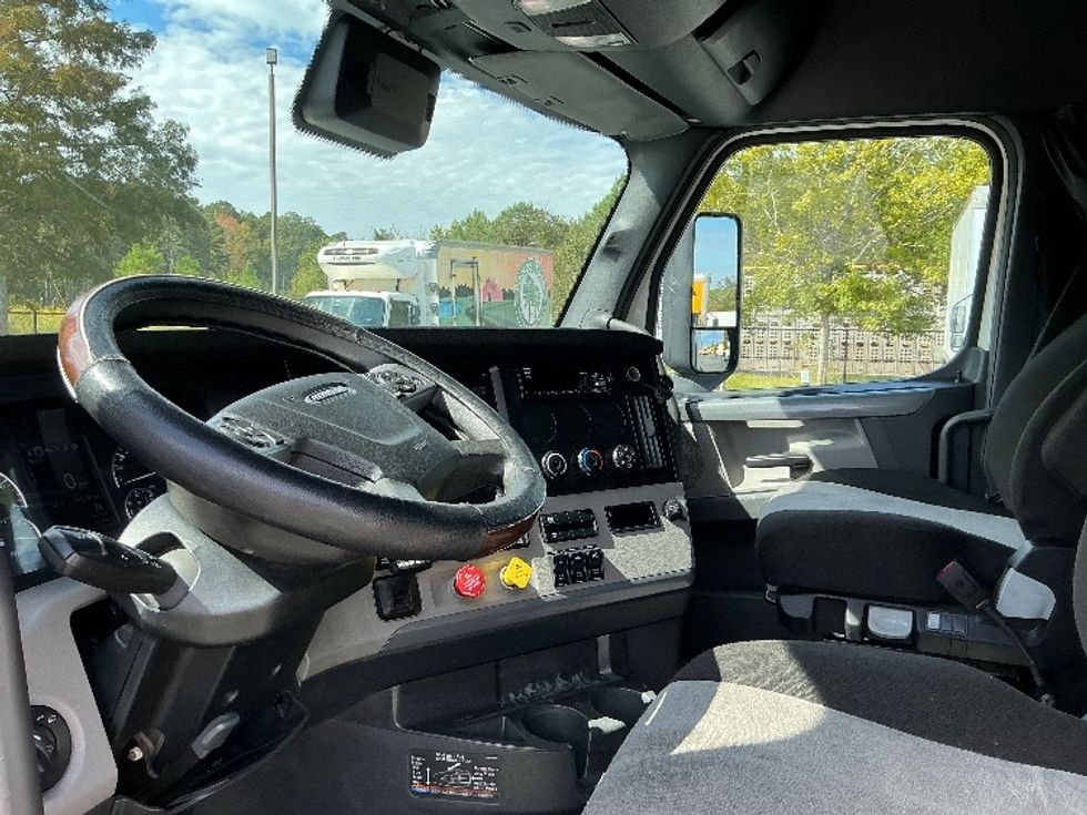 Sleeper Tractor-Heavy Duty Tractors-Freightliner-2022-T12664ST-Pensacola-FL-502,287\n\t\tmiles-$ 68,750 - Image 10