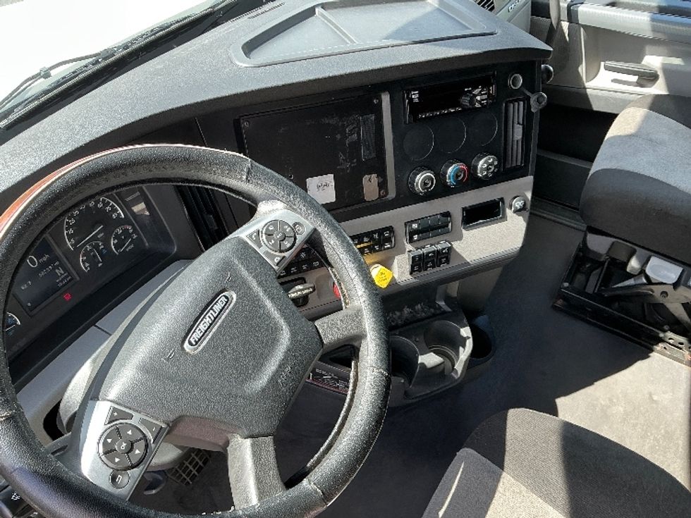 Sleeper Tractor-Heavy Duty Tractors-Freightliner-2022-T12664ST-Pensacola-FL-502,287\n\t\tmiles-$ 68,750 - Image 11