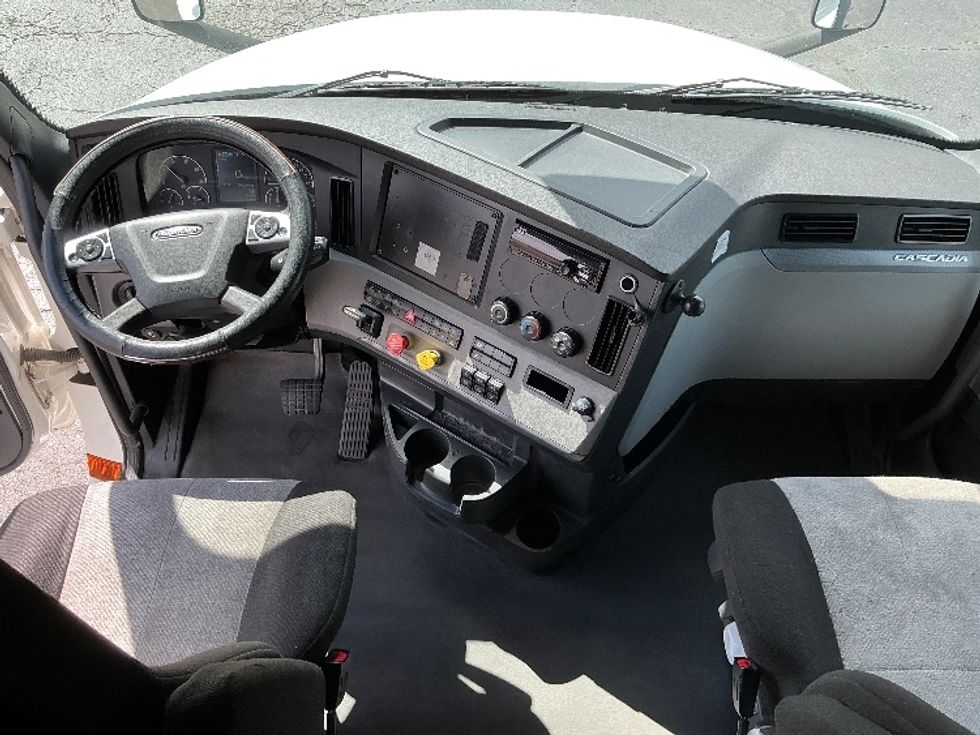 Sleeper Tractor-Heavy Duty Tractors-Freightliner-2022-T12664ST-Pensacola-FL-502,287\n\t\tmiles-$ 68,750 - Image 12