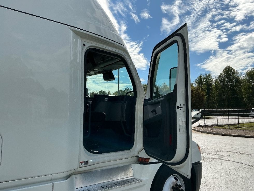Sleeper Tractor-Heavy Duty Tractors-Freightliner-2022-T12664ST-Pensacola-FL-502,287\n\t\tmiles-$ 68,750 - Image 13