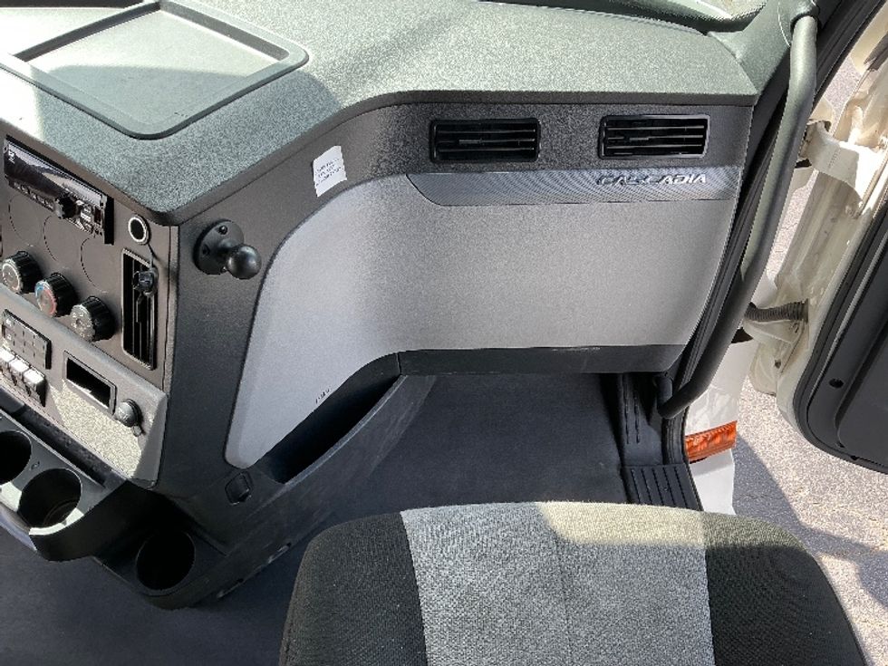 Sleeper Tractor-Heavy Duty Tractors-Freightliner-2022-T12664ST-Pensacola-FL-502,287\n\t\tmiles-$ 68,750 - Image 14