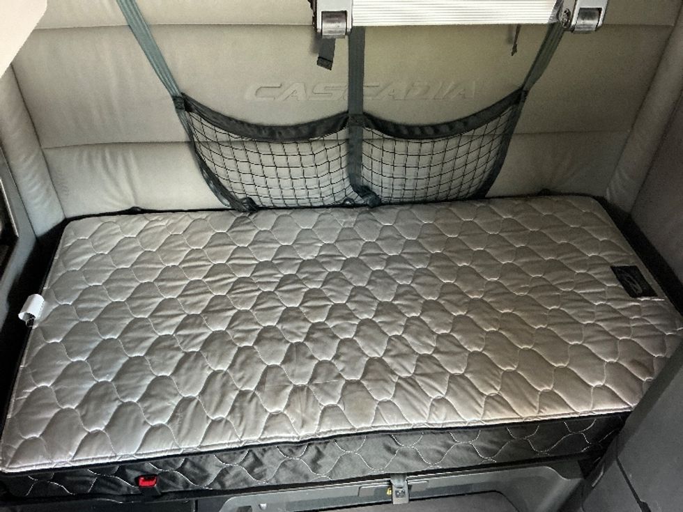 Sleeper Tractor-Heavy Duty Tractors-Freightliner-2022-T12664ST-Pensacola-FL-502,287\n\t\tmiles-$ 68,750 - Image 17