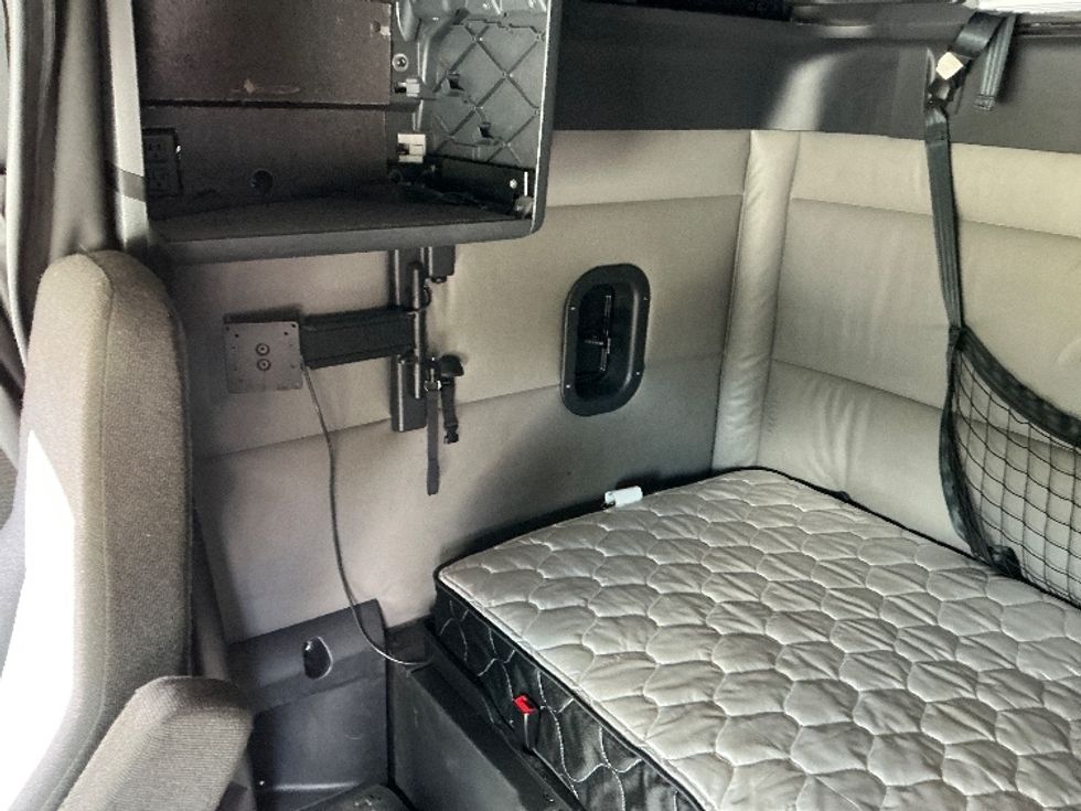 Sleeper Tractor-Heavy Duty Tractors-Freightliner-2022-T12664ST-Pensacola-FL-502,287\n\t\tmiles-$ 68,750 - Image 19