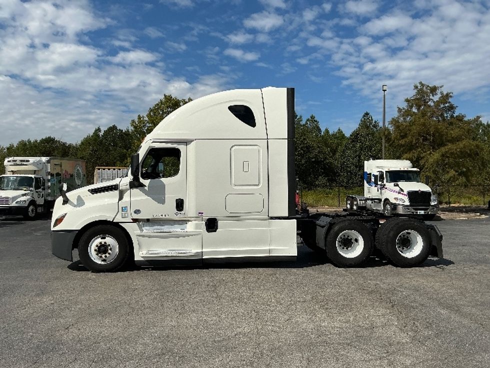 Sleeper Tractor-Heavy Duty Tractors-Freightliner-2022-T12664ST-Pensacola-FL-502,287\n\t\tmiles-$ 68,750 - Image 4