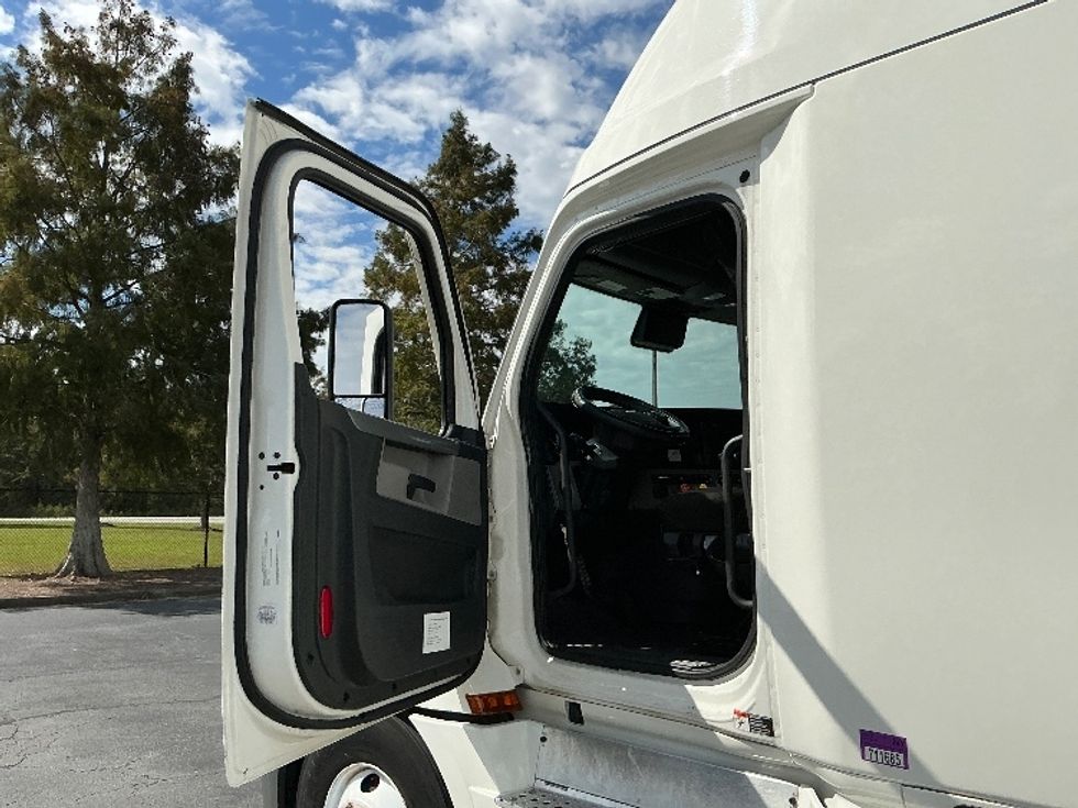 Sleeper Tractor-Heavy Duty Tractors-Freightliner-2022-T12664ST-Pensacola-FL-502,287\n\t\tmiles-$ 68,750 - Image 9