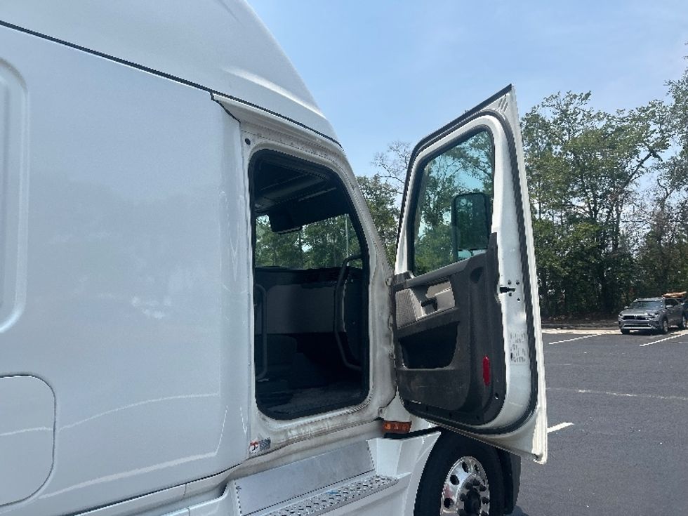 Sleeper Tractor-Heavy Duty Tractors-Freightliner-2022-T12664ST-Pensacola-FL-504,417\n\t\tmiles-$ 78,500 - Image 13