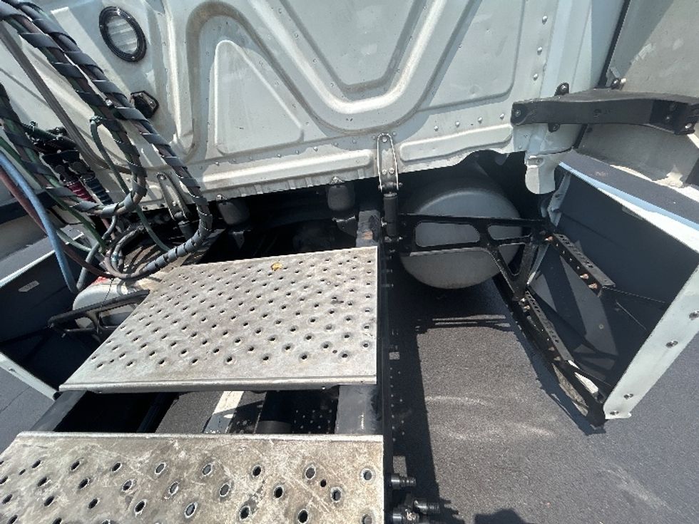 Sleeper Tractor-Heavy Duty Tractors-Freightliner-2022-T12664ST-Pensacola-FL-504,417\n\t\tmiles-$ 78,500 - Image 27