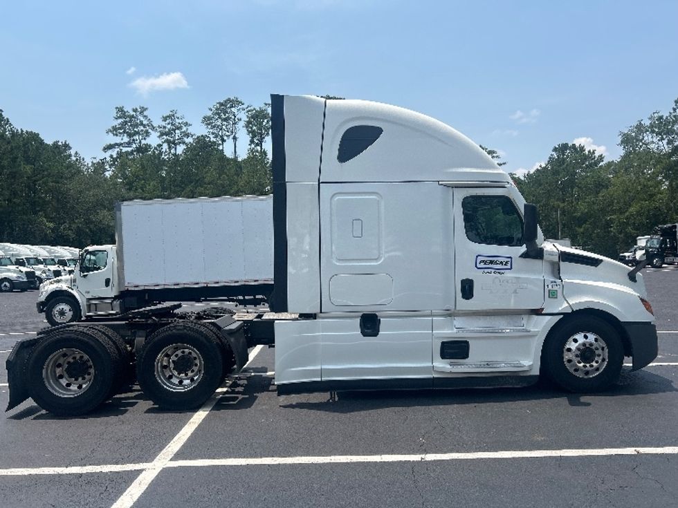 Sleeper Tractor-Heavy Duty Tractors-Freightliner-2022-T12664ST-Pensacola-FL-504,417\n\t\tmiles-$ 78,500 - Image 8