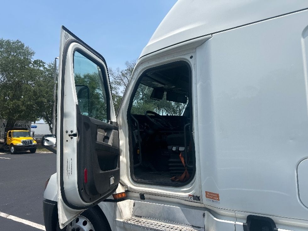 Sleeper Tractor-Heavy Duty Tractors-Freightliner-2022-T12664ST-Pensacola-FL-504,417\n\t\tmiles-$ 78,500 - Image 9