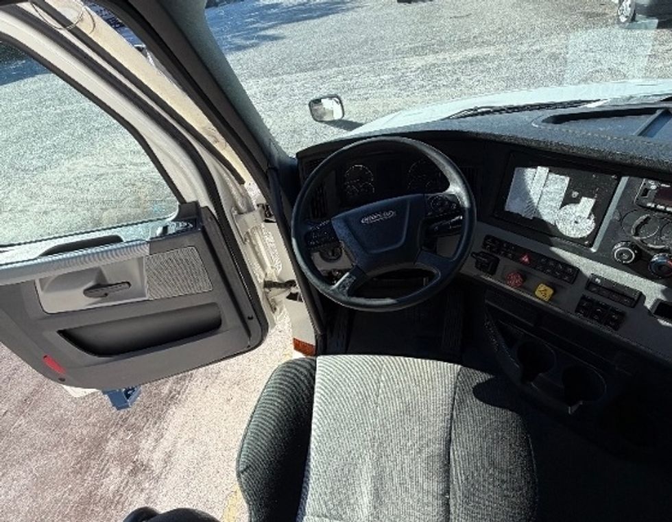 Sleeper Tractor-Heavy Duty Tractors-Freightliner-2022-T12664ST-Pensacola-FL-520,199\n\t\tmiles-$ 77,750 - Image 11