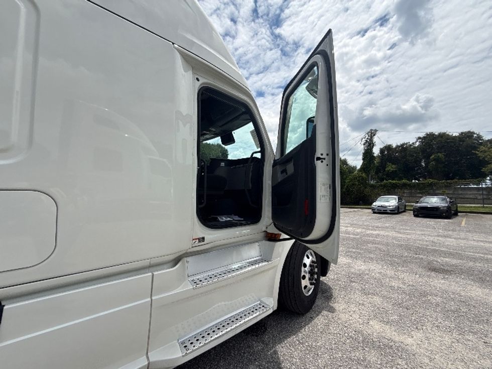 Sleeper Tractor-Heavy Duty Tractors-Freightliner-2022-T12664ST-Pensacola-FL-520,199\n\t\tmiles-$ 77,750 - Image 13