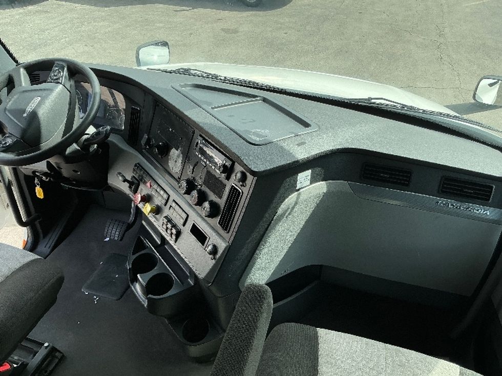 Sleeper Tractor-Heavy Duty Tractors-Freightliner-2022-T12664ST-Pensacola-FL-520,199\n\t\tmiles-$ 77,750 - Image 15