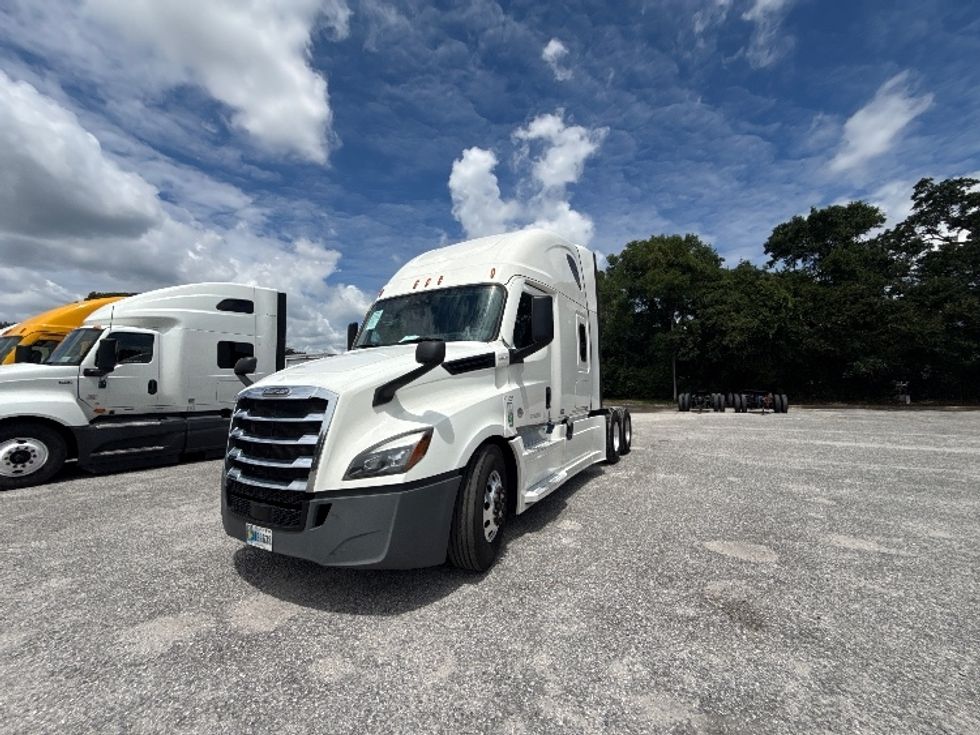 Sleeper Tractor-Heavy Duty Tractors-Freightliner-2022-T12664ST-Pensacola-FL-520,199\n\t\tmiles-$ 77,750 - Image 3