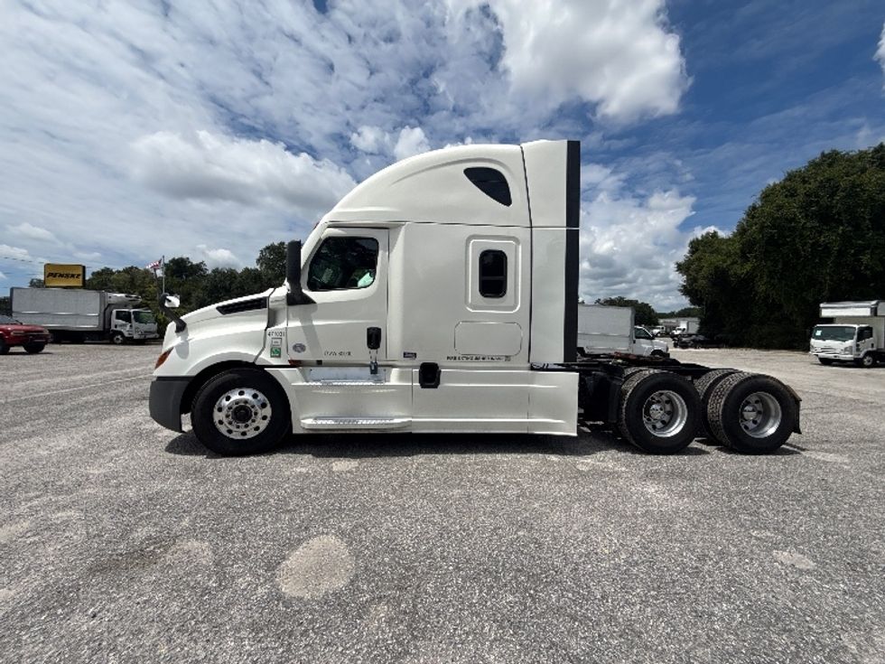 Sleeper Tractor-Heavy Duty Tractors-Freightliner-2022-T12664ST-Pensacola-FL-520,199\n\t\tmiles-$ 77,750 - Image 4