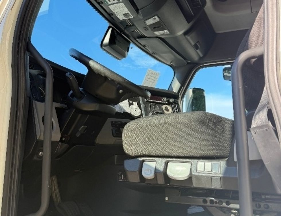 Sleeper Tractor-Heavy Duty Tractors-Freightliner-2022-T12664ST-Pensacola-FL-520,199\n\t\tmiles-$ 77,750 - Image 9