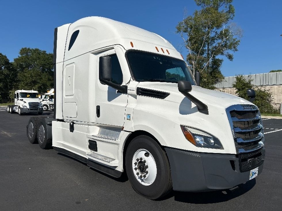 Sleeper Tractor-Heavy Duty Tractors-Freightliner-2022-T12664ST-Pensacola-FL-523,464\n\t\tmiles-$ 66,750 - Image 1