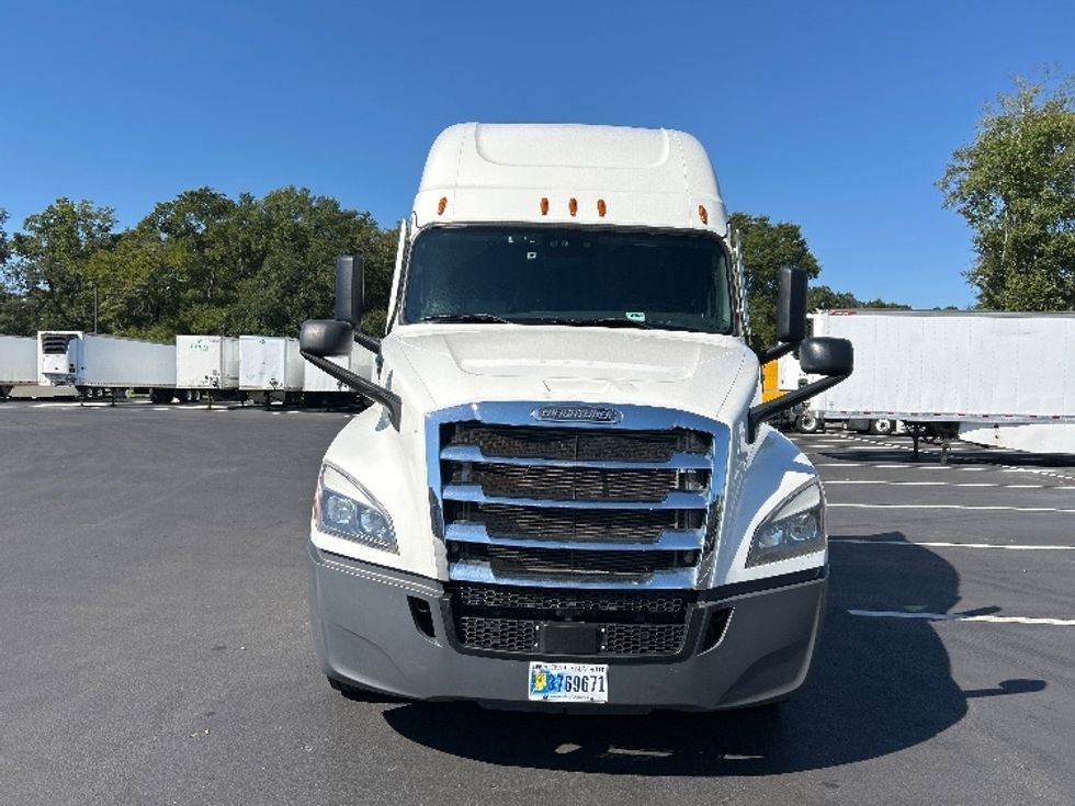 Sleeper Tractor-Heavy Duty Tractors-Freightliner-2022-T12664ST-Pensacola-FL-523,464\n\t\tmiles-$ 66,750 - Image 2