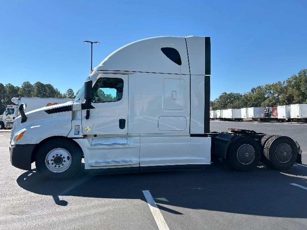 Sleeper Tractor-Heavy Duty Tractors-Freightliner-2022-T12664ST-Pensacola-FL-523,464\n\t\tmiles-$ 66,750 - Image 4