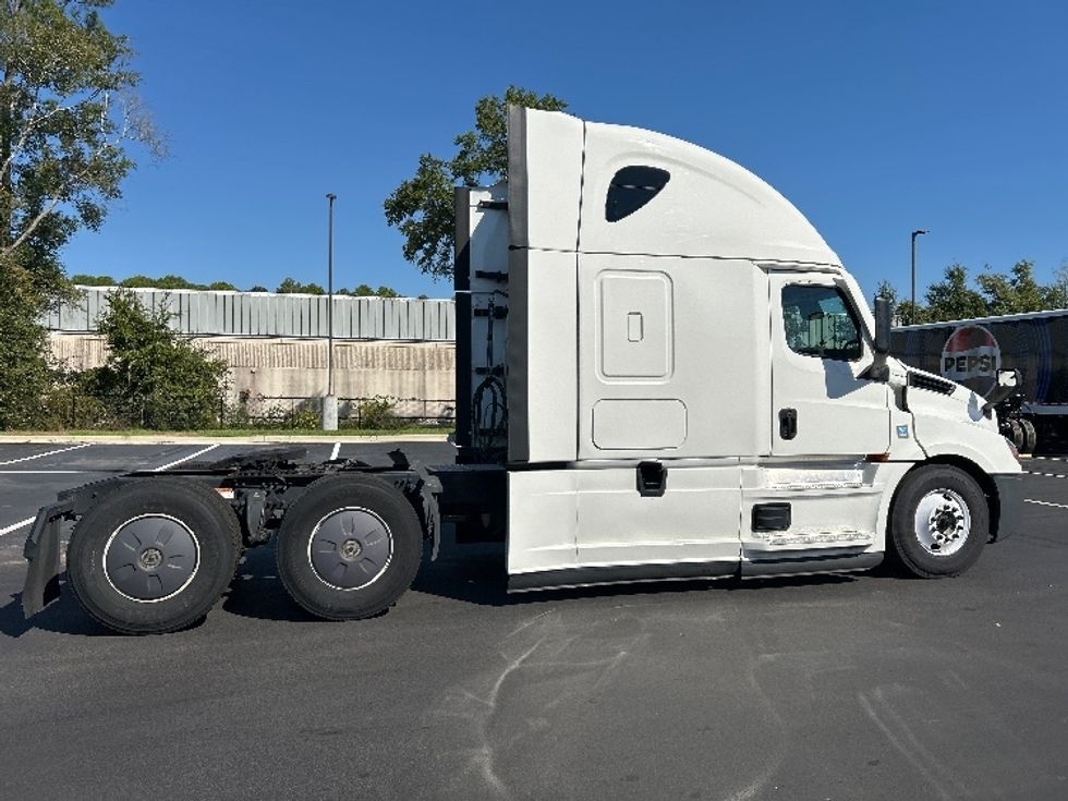 Sleeper Tractor-Heavy Duty Tractors-Freightliner-2022-T12664ST-Pensacola-FL-523,464\n\t\tmiles-$ 66,750 - Image 8