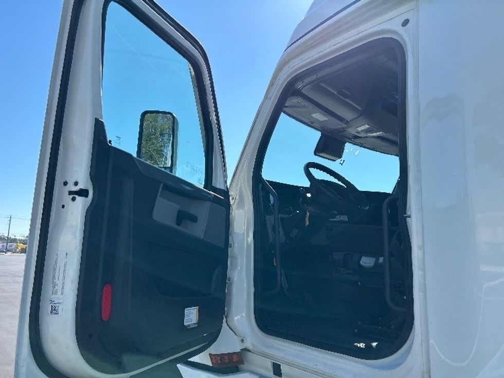Sleeper Tractor-Heavy Duty Tractors-Freightliner-2022-T12664ST-Pensacola-FL-523,464\n\t\tmiles-$ 66,750 - Image 9
