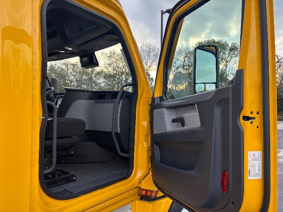 Sleeper Tractor-Heavy Duty Tractors-Freightliner-2022-T12664ST-Pensacola-FL-584,842\n\t\tmiles-$ 53,750 - Image 13