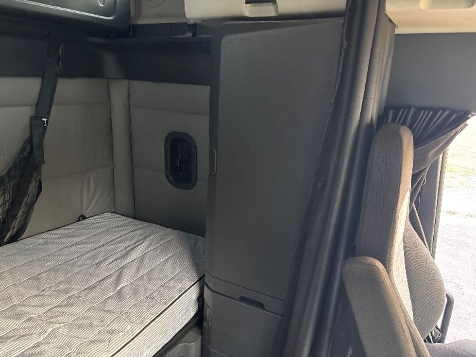 Sleeper Tractor-Heavy Duty Tractors-Freightliner-2022-T12664ST-Pensacola-FL-584,842\n\t\tmiles-$ 53,750 - Image 18