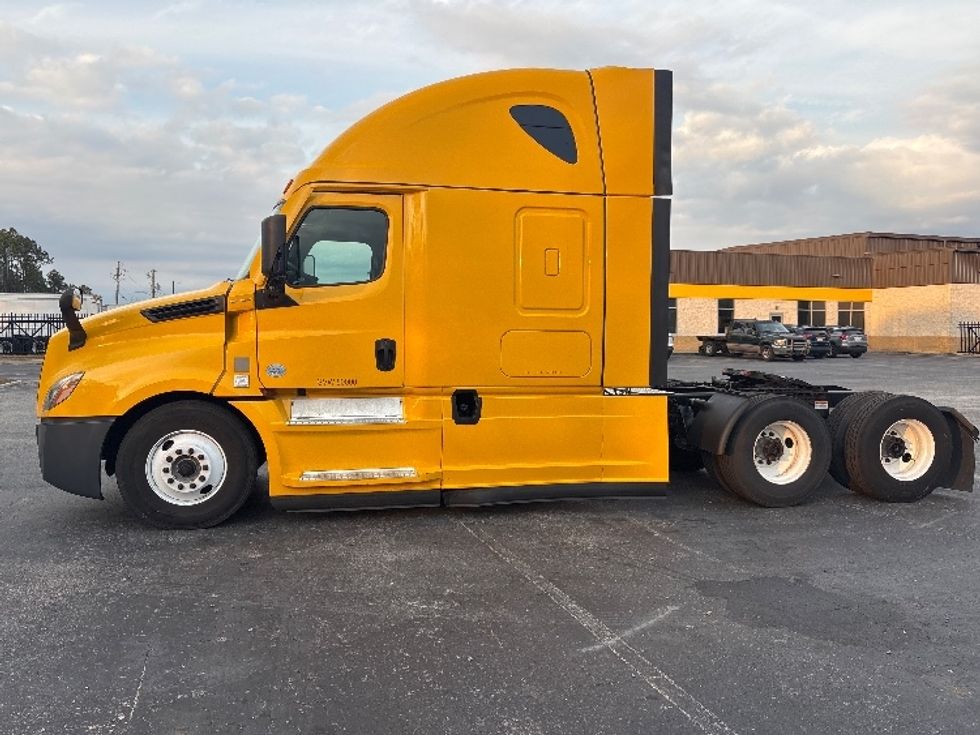 Sleeper Tractor-Heavy Duty Tractors-Freightliner-2022-T12664ST-Pensacola-FL-584,842\n\t\tmiles-$ 53,750 - Image 4