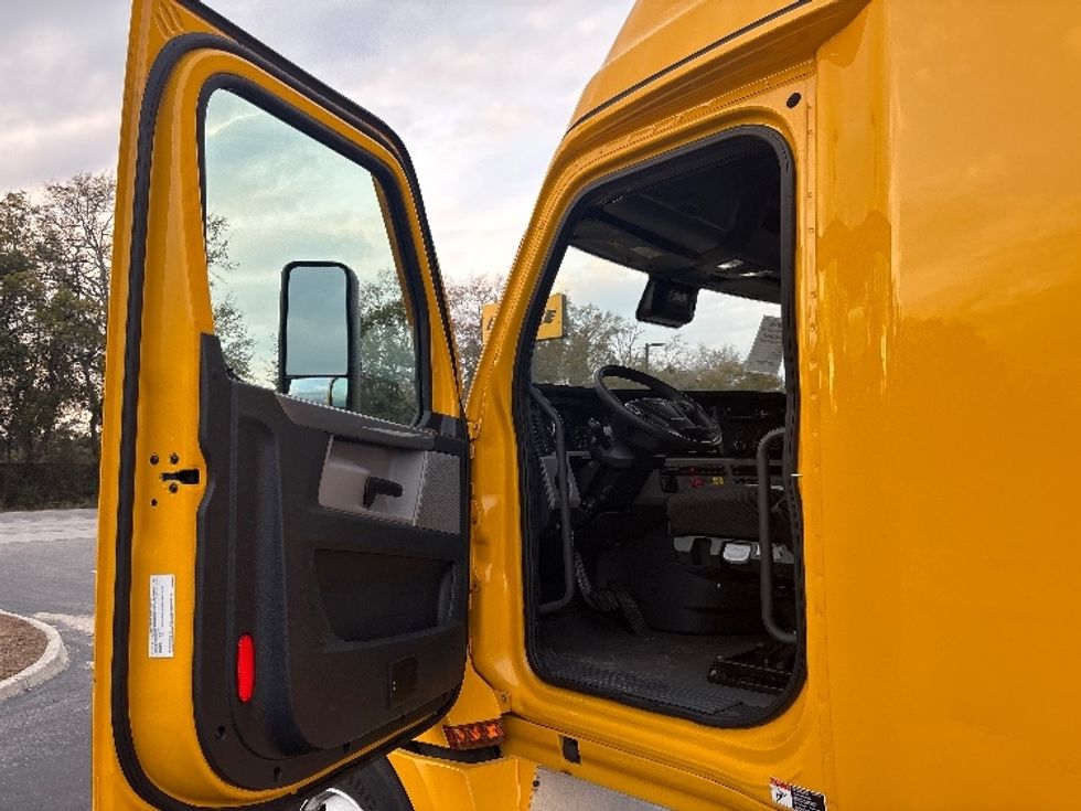 Sleeper Tractor-Heavy Duty Tractors-Freightliner-2022-T12664ST-Pensacola-FL-584,842\n\t\tmiles-$ 53,750 - Image 9