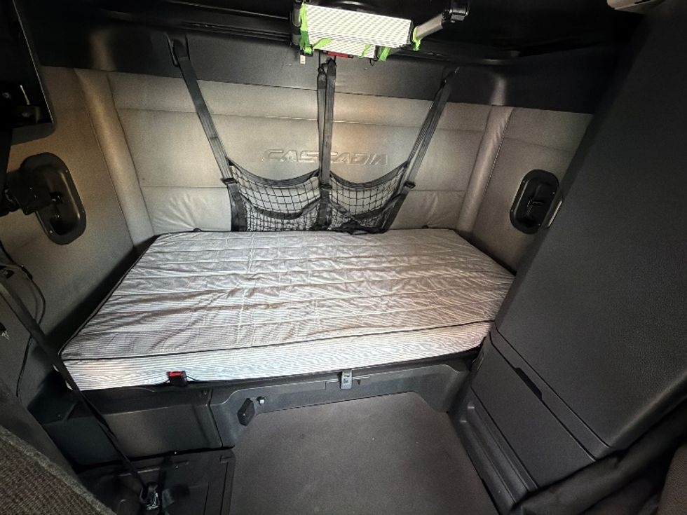 Sleeper Tractor-Heavy Duty Tractors-Freightliner-2022-T12664ST-Pensacola-FL-603,148\n\t\tmiles-$ 56,250 - Image 16